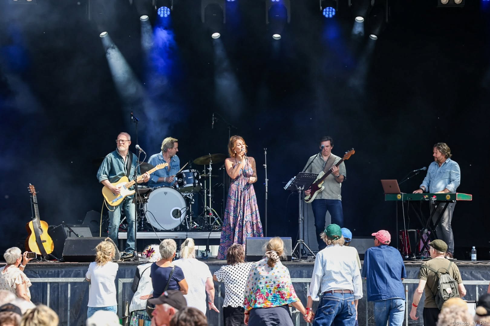 Herborg Torkilsdóttir og musikere på scenen foran et dansende publikum